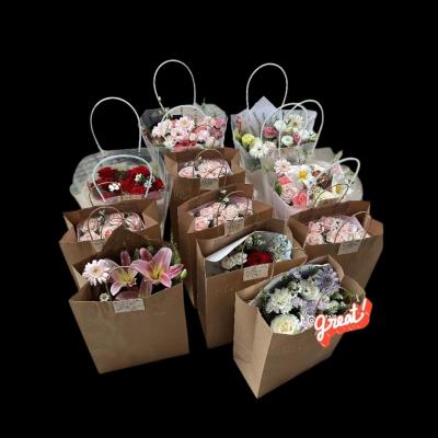Túi giấy kraft có quai đựng bó hoa tươi làm quà tặng