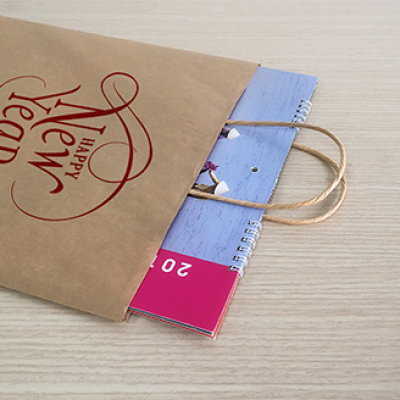 Túi giấy quai xách đựng lịch bàn quà Tểt khổ A5